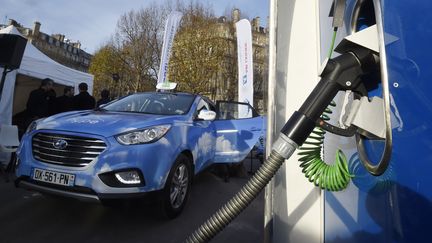 Ce taxi à&nbsp;hydrogène de la compagnie "Hype" circule dans les rues de Paris depuis 2016. (DOMINIQUE FAGET / AFP)