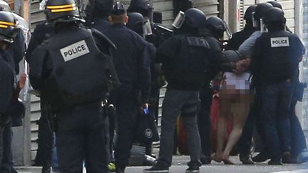 Des membres des forces de l'ordre&nbsp;lors de l'intervention antiterroriste à Saint-Denis (Seine-Saint-Denis), le 18 novembre 2015. (CHRISTOPHE ENA / AP / SIPA)