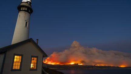 Des incendies font rage dans les montagnes près du phare de Pigeon Point, à Pescadero, le 19 août 2020. (YICHUAN CAO/SIPA USA/SIPA)