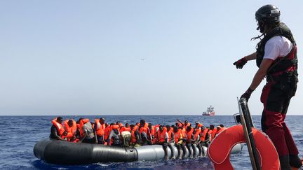 Opération de sauvetage de l'Ocean Viking en mer Méditerranée, le 9 août 2019. (ANNE CHAON / AFP)