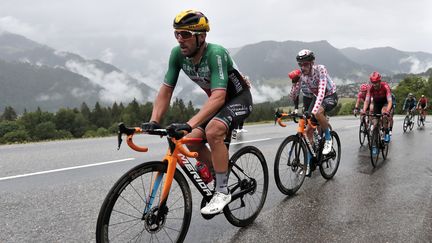 Sonny Colbrelli et Wout Poels lors de la 9e étape du Tour de France 2021. (GUILLAUME HORCAJUELO / EPA / AFP)