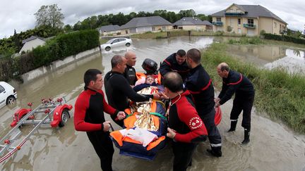 Des pompiers dans le village de Nay, dans le Sud-Ouest, le 19 juin 2013. (DAVID LE DEODIC / AFP)