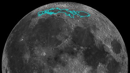 Le phénomène se traduit dans les fissures et les chevauchements visibles à la surface de la Lune, en bleu sur cette photo de la Nasa diffusée le 13 mai 2019. (NASA / AFP)