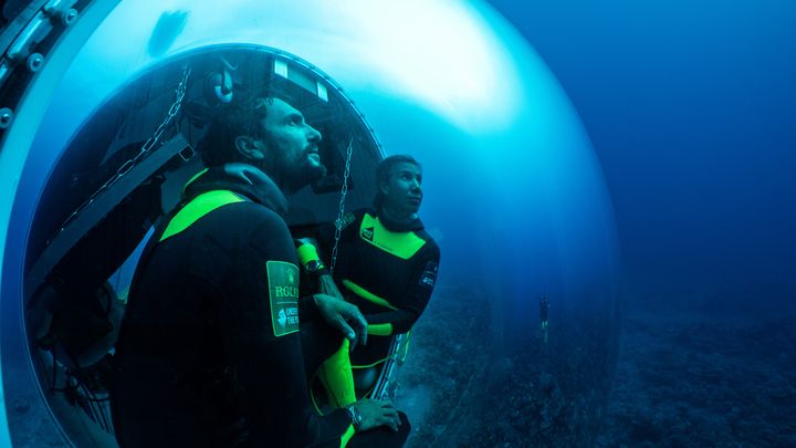 Ghislain Bardout et Emmanuelle Périé-Bardout, co-fondateurs d'Under The Pole, dans la capsule sous-marine en Polynésie. (FRANCK GAZZOLA / UNDER THE POLE)