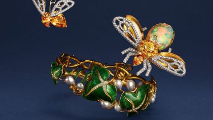 Bracelet feuilles de lierre en or, émail, diamants et perles fines baroques (1847) et abeilles de Chaumet
 (Chaumet)