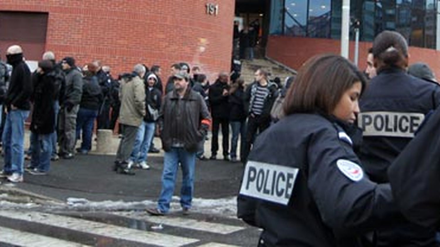 Prison Ferme Pour Sept Policiers : Leurs Collègues Mettent En Cause Les ...