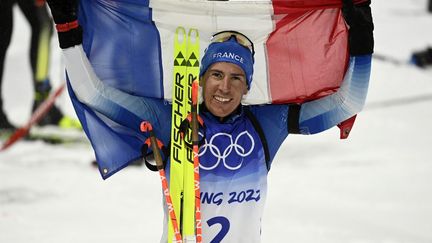 Le biathlète Quentin Fillon Maillet célèbre son titre olympique sur la poursuite des Jeux de Pékin, le 14 février 2022.&nbsp; (HERVIO JEAN-MARIE / KMSP)