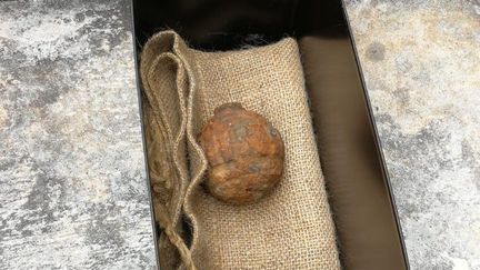 Une grenade allemande retrouvée à Hong-Kong dans une cargaison de pommes de terre françaises, le 2 février 2019. (HONG KONG POLICE FORCE)