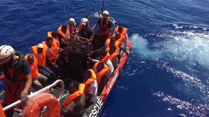 Sauvetage de migrants par l'Ocean Viking, bateau de SOS Méditerranée, le 19 août 2019 au large des côtes libyennes (AVRA FIALAS HANDOUT / MAXPPP)