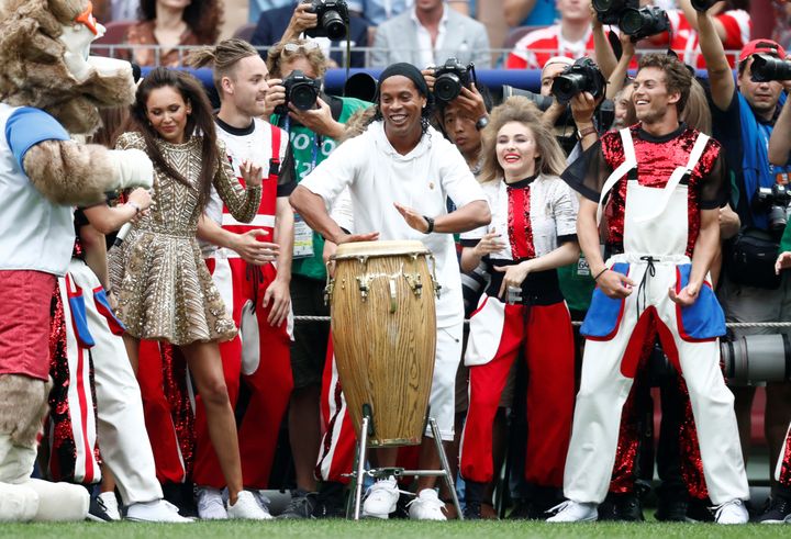 Eh oui, le Brésilien Ronaldinho a joué du tambour pendant la cérémonie de clôture du Mondial, avant le coup d'envoi de la finale, le 15 juillet 2018 à Moscou. (DAMIR SAGOLJ / REUTERS)