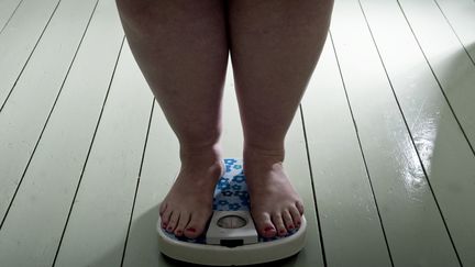 Une femme en surpoids se p&egrave;se sur une balance.&nbsp; (ROOS KOOLE/AFP)