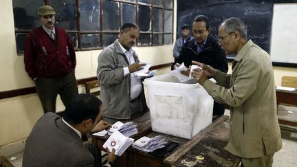 Des Egyptiens d&eacute;pouillent les bulletins du r&eacute;f&eacute;rendum au Caire, le 15 d&eacute;cembre 2012. (MAHMOUD KHALED / AFP)