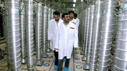 Mahmoud Ahmadinejad visite un centre d'enrichissement d'uranium à Natanz, en avril 2008. (HO / IRANIAN PRESIDENCY WEBSITE / AFP)