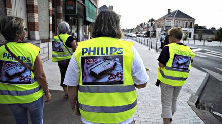 Des employés de l'usine Philips de Lamotte-Beuvron&nbsp;(Loir-et-Cher), le 1er septembre 2016 dans les rues de leur ville. (MAXPPP)