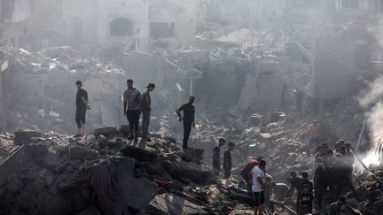 Des habitants de la bande de Gaza dans les décombres, à Gaza, le 2 novembre 2023. (MAJDI FATHI / NURPHOTO / AFP)