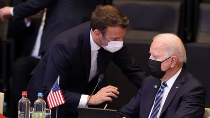 Les présidents français, Emmanuel Macron, et américain, Joe Biden, discutent avant un sommet de l'Otan à Bruxelles (Belgique), le 14 juin 2021. (DURSUN AYDEMIR / ANADOLU AGENCY / AFP)