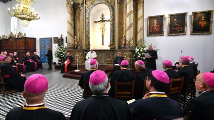 Le pape François entouré des évêques chiliens, le 16 janvier 2018, dans la Cathédrale de&nbsp;Santiago.&nbsp; (LUCA ZENNARO / AFP)