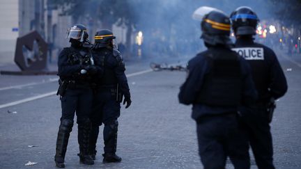 Des policiers lors des émeutes à Marseille le 30 juin 2023. (SEBASTIEN NOGIER / EPA)