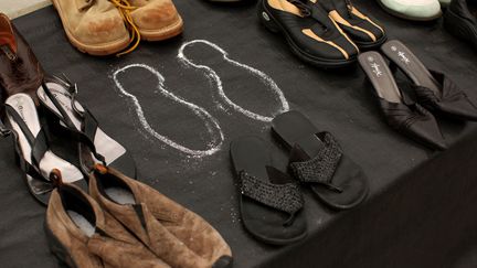 Plus de 1 000 paires de chaussures ayant appartenu &agrave; des personnes qui se sont suicid&eacute;es du Golden Gate Bridge de San Francisco (Californie) sont expos&eacute;es &agrave; l'occasion du 75e anniversaire de l'inauguration du pont, le 27 mai 2012. (ROBERT GALBRAITH / REUTERS)