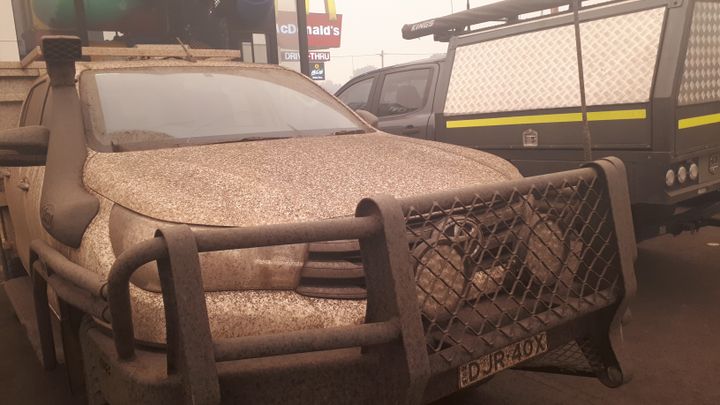 Une voiture recouverte de cendres à Canberra, en Australie, dimanche 5 janvier 2020. (GAELE JOLY / RADIO FRANCE)