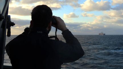 Un marin portugais observe le cargo russe "Ursa Major" en mer Méditerranée, le 22 décembre 2024. (MARINE PORTUGAISE / AFP)