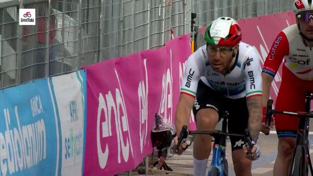 Le sprint du Tour d'Italie sur la cinquième étape, remporté par Caleb Ewan.