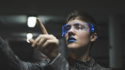 Une femme portant des lunettes de réalité augmentée. Image d'illustration. (WESTEND61 / WESTEND61)