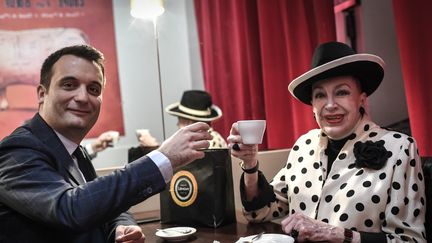 Florian Philippot et Geneviève de Fontenay côte à côte, lors d'une conférence de presse à Paris, le 23 avril 2018. (STEPHANE DE SAKUTIN / AFP)