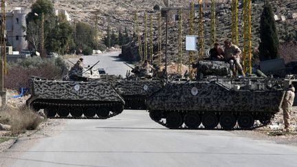 Des chars libanais contr&ocirc;lent la route qui m&egrave;ne au village de Arsal, &agrave; la fronti&egrave;re avec la Syrie, le 2 f&eacute;vrier 2013. ( BERTRAND GARDEL / AFP)