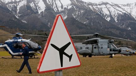 &nbsp; (Les secours ont établi le PC sécurité à proximité de la zone de crash © REUTERS/Jean-Paul Pelissier)