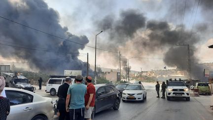 Des Israéliens ont mis le feu à des magasins à Deir Sharaf, en Cisjordanie occupée. (GILLES GALLINARO / RADIO FRANCE)