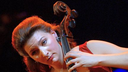 La violoncelliste Ophélie Gaillard le 27 février 2003 après avoir remporté&nbsp;désigné meilleure soliste&nbsp;aux Victoires de la Musique classique. (PIERRE VERDY / AFP)