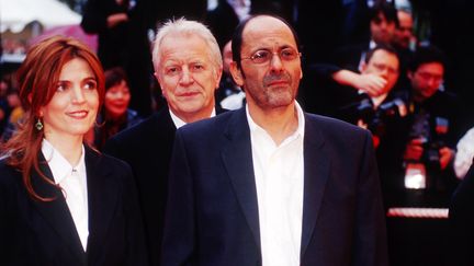 De gauche à droite : Agnès Jaoui, André Dussolier et Jean-Pierre Bacri au Festival de Cannes en mai 2002. (FOC KAN / WIREIMAGE)