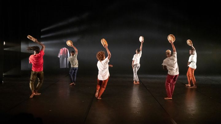 Les danseurs de la troupe comorienne Tchéza, dirigée par Salim Mzé Hamadi Moissi, dansent pour le spectacle "Chiromani", au théâtre Jean Vilar de Suresnes pour le 31e Suresnes Cité Danse. (Dan Aucante)