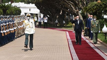 Le président Algérien&nbsp;Abdelmadjid Tebboune, lors d'une cérémonie militaire à Alger (Algérie), le 4 juillet 2022. (ALGERIE PRESSE PHOTOS / MAXPPP)