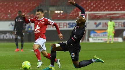 Bryan Pelé (Brest) tente de passer Danilson (Reims). (NICOLAS CR?ACH / MAXPPP)