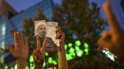 Des supporters de Hassan Rohani c&eacute;l&egrave;brent sa victoire &agrave; l'&eacute;lection pr&eacute;sidentielle iranienne, le 15 juin 2013 &agrave; T&eacute;h&eacute;ran (Iran). (FARS NEWS / REUTERS)