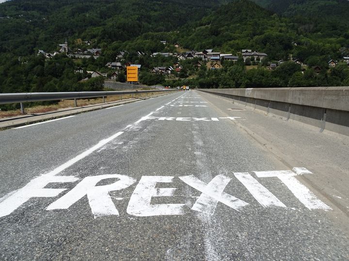 "Frexit" est une des inscriptions les plus courantes sur la route de la 12e étape du Tour de France entre Bourg-Saint-Maurice et l'Alpe d'Huez. (FRANCEINFO)