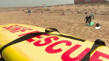 Sur le littoral, ce sont les noyades qui inquiètent la sécurité civile.&nbsp;On compte trois morts en seulement quelques jours en Méditerranée et sur&nbsp;la&nbsp;côte Atlantique.&nbsp;Avec la vague de chaleur, il y a beaucoup de monde sur les plages.&nbsp;La préfecture de Gironde a souhaité renforcer ses équipes en ce week-end du 22 et 23 mai. (FRANCE 2)