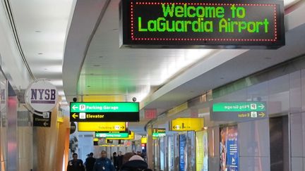 Des passagers dans l'un des couloirs de La Guardia, souvent consid&eacute;r&eacute; comme l'un des pires a&eacute;roports du monde, le 10 janvier 2014. (FRANK ELTMAN / AP / SIPA)