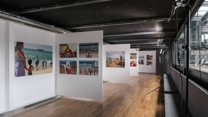 La première exposition de Quai de la Photo à Paris est dédié aux plages de Martin Parr (19 juin 2023) (ISA HARSIN / SIPA)