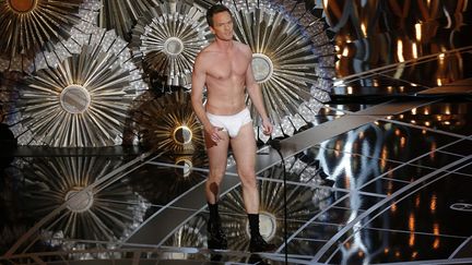 En r&eacute;f&eacute;rence au film Birdman, le ma&icirc;tre de la c&eacute;r&eacute;monie des Oscars Neil Patrick Harris arrive sur sc&egrave;ne en slip &agrave; Hollywood (Californie, Etats-Unis), le 22 f&eacute;vrier 2015. (MIKE BLAKE / REUTERS)