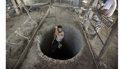 Un Palestinien descend dans un tunnel de contrebande, à la frontière sud de Gaza, pour passer en Egypte, le 11 septembre. Depuis juillet, les forces de sécurité égyptiennes ont intensifié leur répression contre ces passages entre l'Egypte et la bande de Gaza. (AFP PHOTO / MAHMUD HAMS)