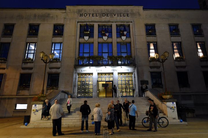 Des habitants quittent l'h&ocirc;tel de ville de Hayange (Moselle), &agrave; l'issue du conseil municipal, le 3 septembre 2014. (MAXPPP)