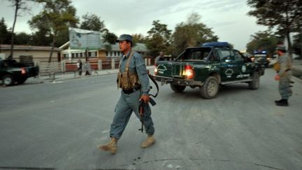 Des policiers afghans montent la garde à proximité de l'ambassade américaine à Kaboul, le 20 septembre 2011. (Adek Berry / AFP)