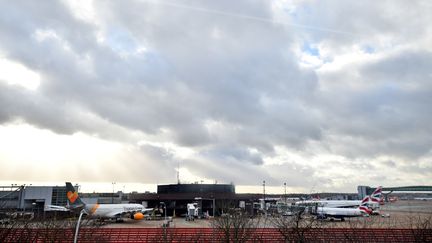 Des avions bloqués sur le tarmac de&nbsp;l'aéroport de Londres-Gatwick (Royaume-Uni), le 20 décembre 2018. (GLYN KIRK / AFP)