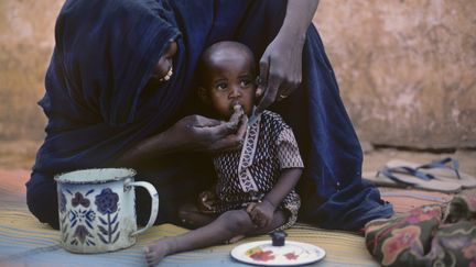 En Mauritanie, une maman nourrit son bébé grâce à l'aide de l'ONG Médecins sans frontières, le 17 mai 2019. (GERARD SIOEN / ONLY WORLD)