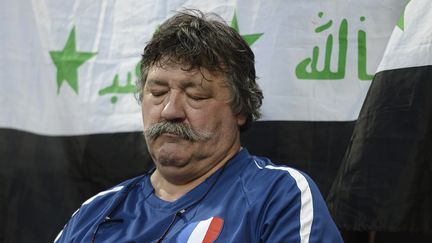 L'image forte du premier match des Bleus : ce supporter endormi pendant France-Angleterre, le 11 juin 2012, devenu depuis une star du web.&nbsp; (FILIPPO MONTEFORTE / AFP)