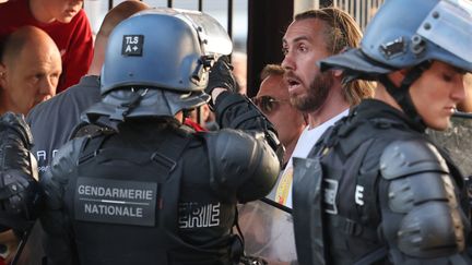 Des supporters font face à des gendarmes lors de la finale de Ligue des champpions, samedi 28 mai au Stade de France (Seine-Saint-Denis). (THOMAS COEX / AFP)