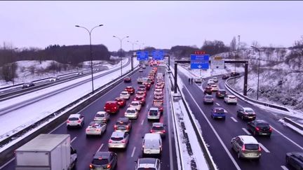 La neige et le verglas ont surpris les automobilistes, dans la nuit de lundi 8 à mardi 9 janvier, provoquant des embouteillages de plusieurs dizaines de kilomètres en Ile-de-France où plus de mille personnes ont été bloquées. (franceinfo)